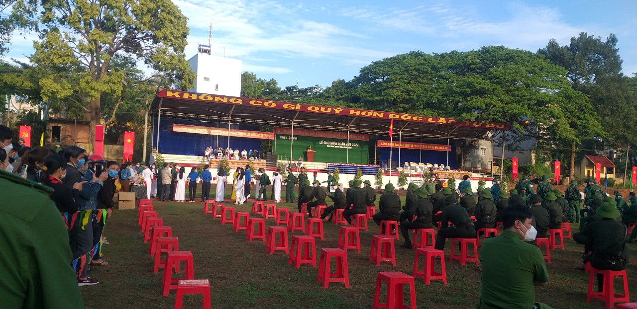 HS trường THPT Lộc Ninh tham gia tiễn quân